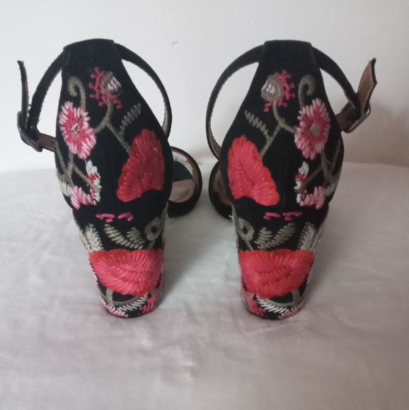 Stunning Mira A. Block Heel Sandals - Picture 2 of 10